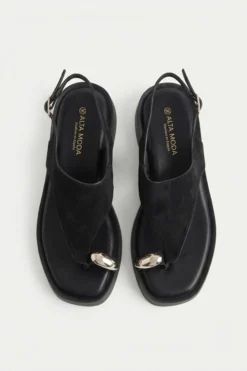 SANDALIAS NEGRA DETALLE DORADO