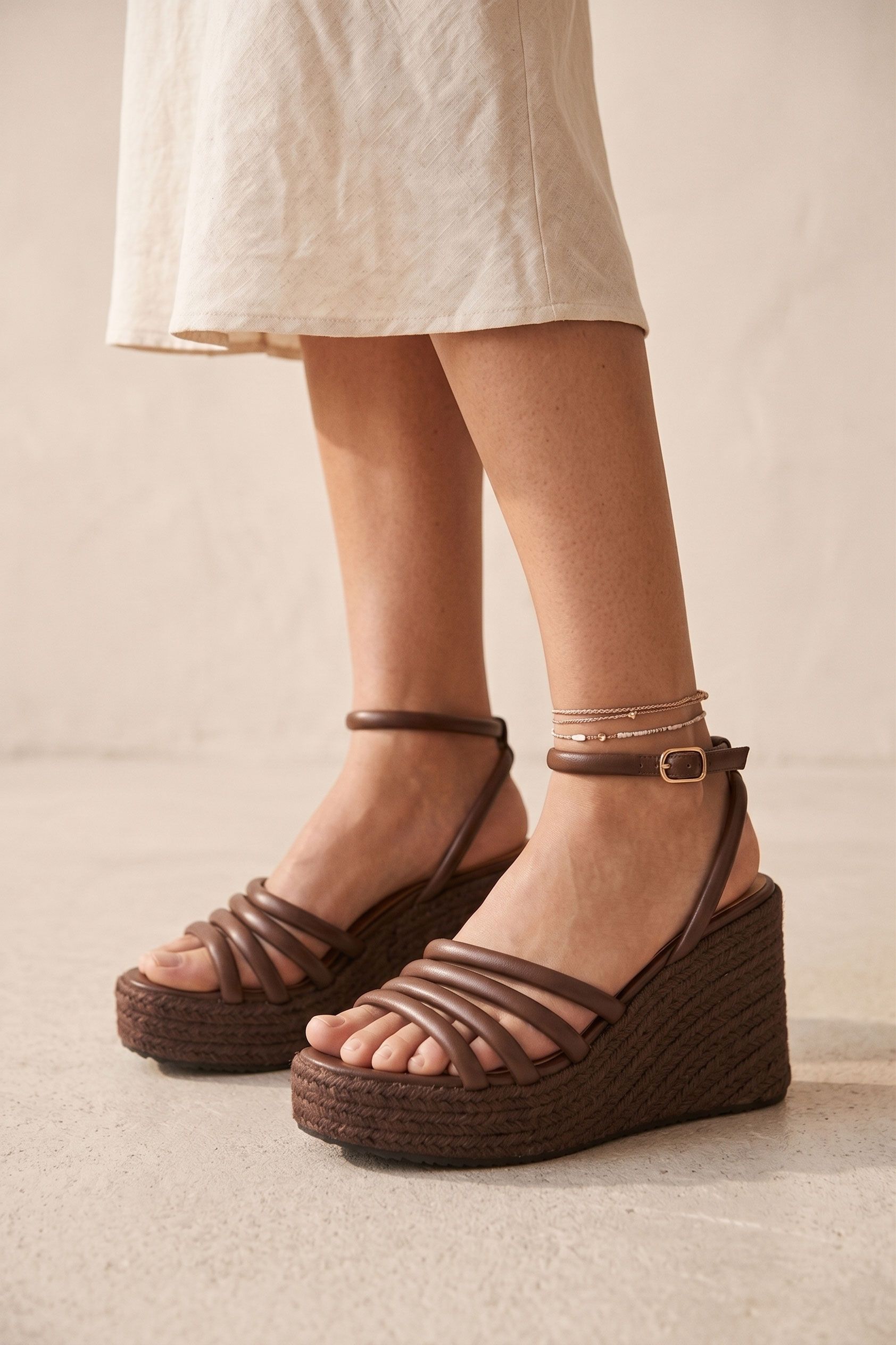 SANDALIAS DE CUÑA MARRÓN - Imagen 3