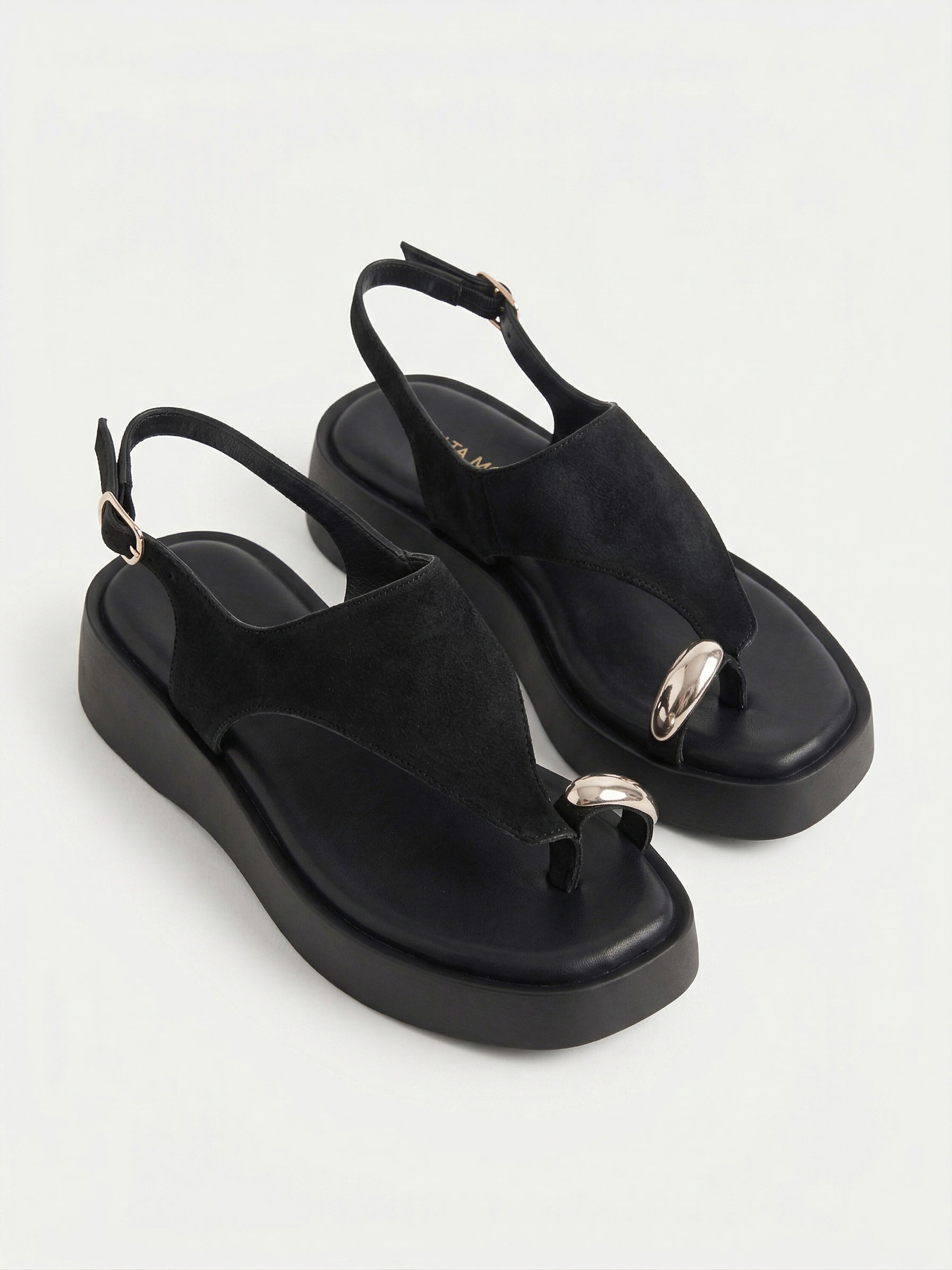 SANDALIAS NEGRA DETALLE DORADO - Imagen 4