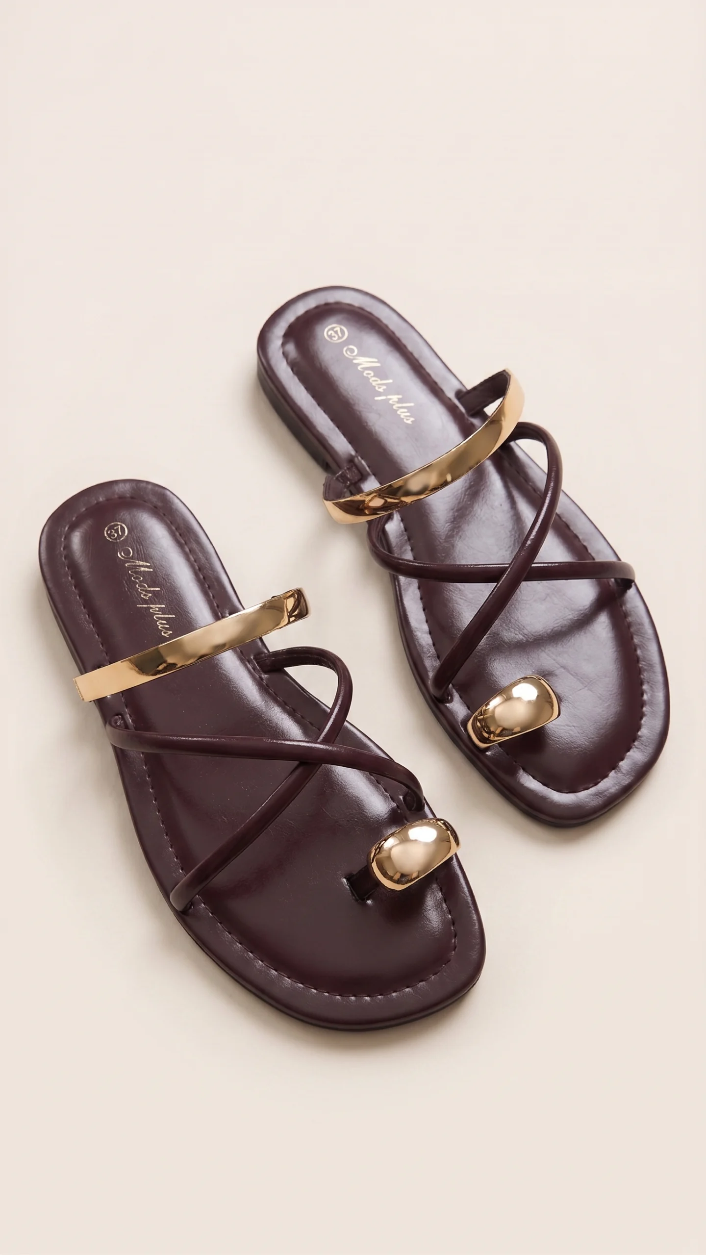 SANDALIAS PLANAS POLIPIEL DETALLE DORADO - Imagen 2