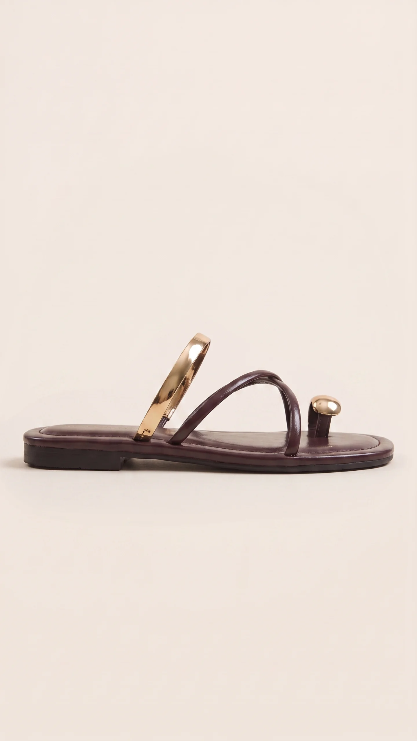SANDALIAS PLANAS POLIPIEL DETALLE DORADO - Imagen 3